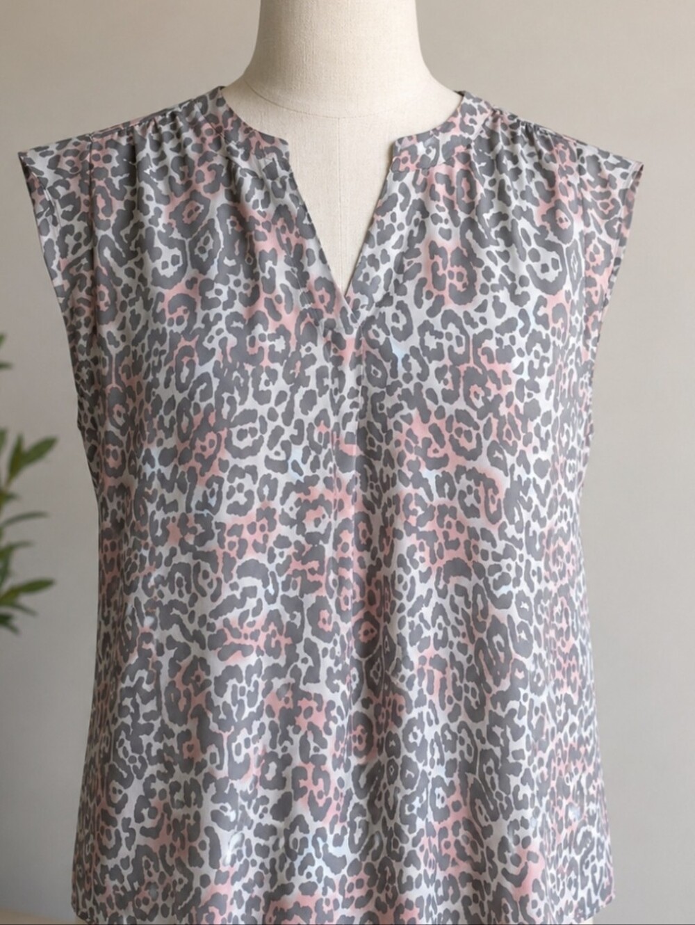 Apt. 9 Peach & Grey Print Sleeveless V-Neck Blouse